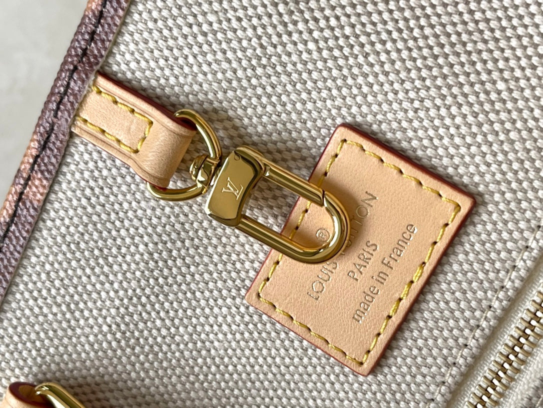 TOILE ONTHEGO VOYAGE 35 EN MONOGRAMME MARRON AVEC ÉTIQUETTES D'HÔTEL VINTAGE