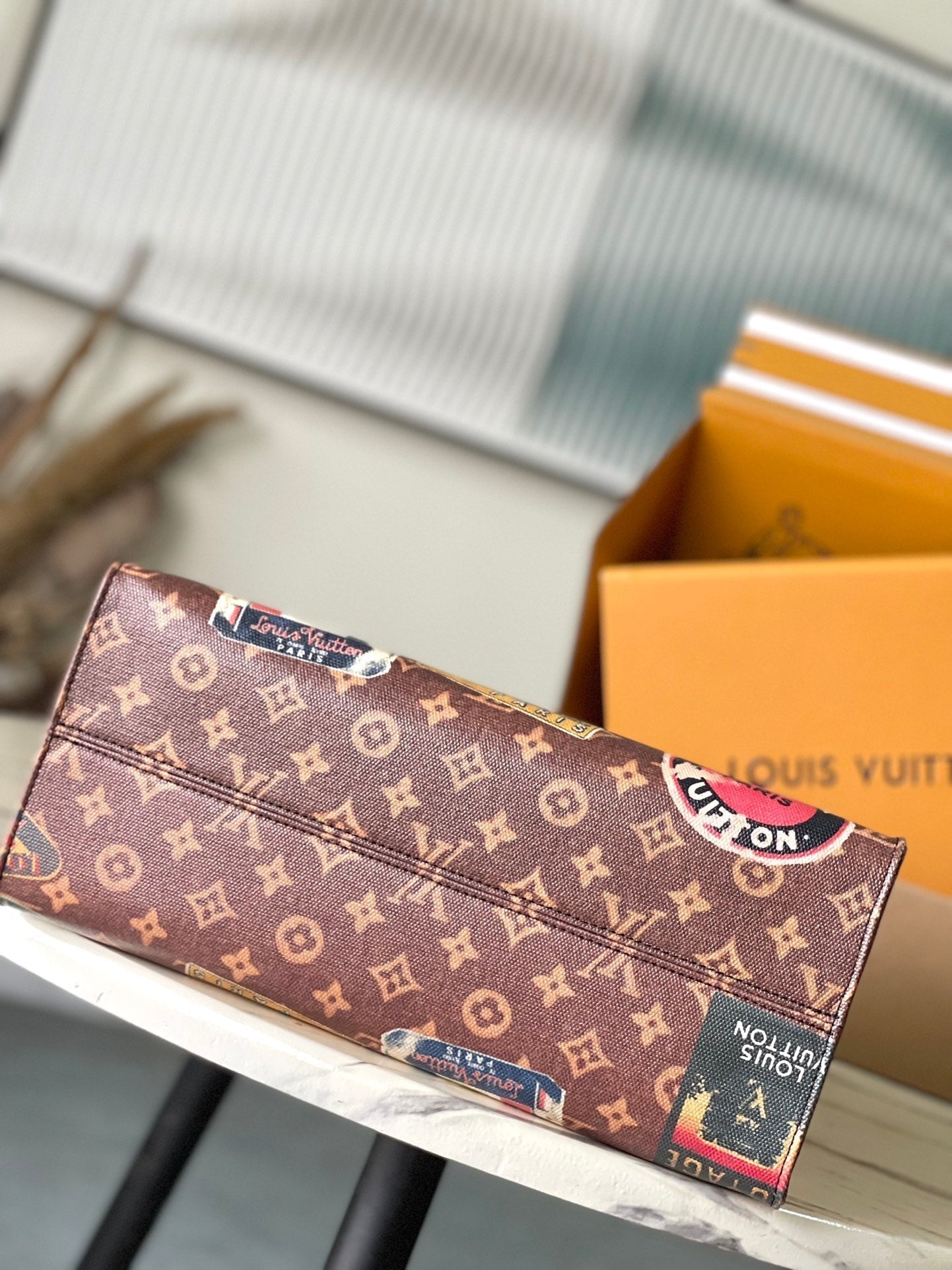 TOILE ONTHEGO VOYAGE 35 EN MONOGRAMME MARRON AVEC ÉTIQUETTES D'HÔTEL VINTAGE