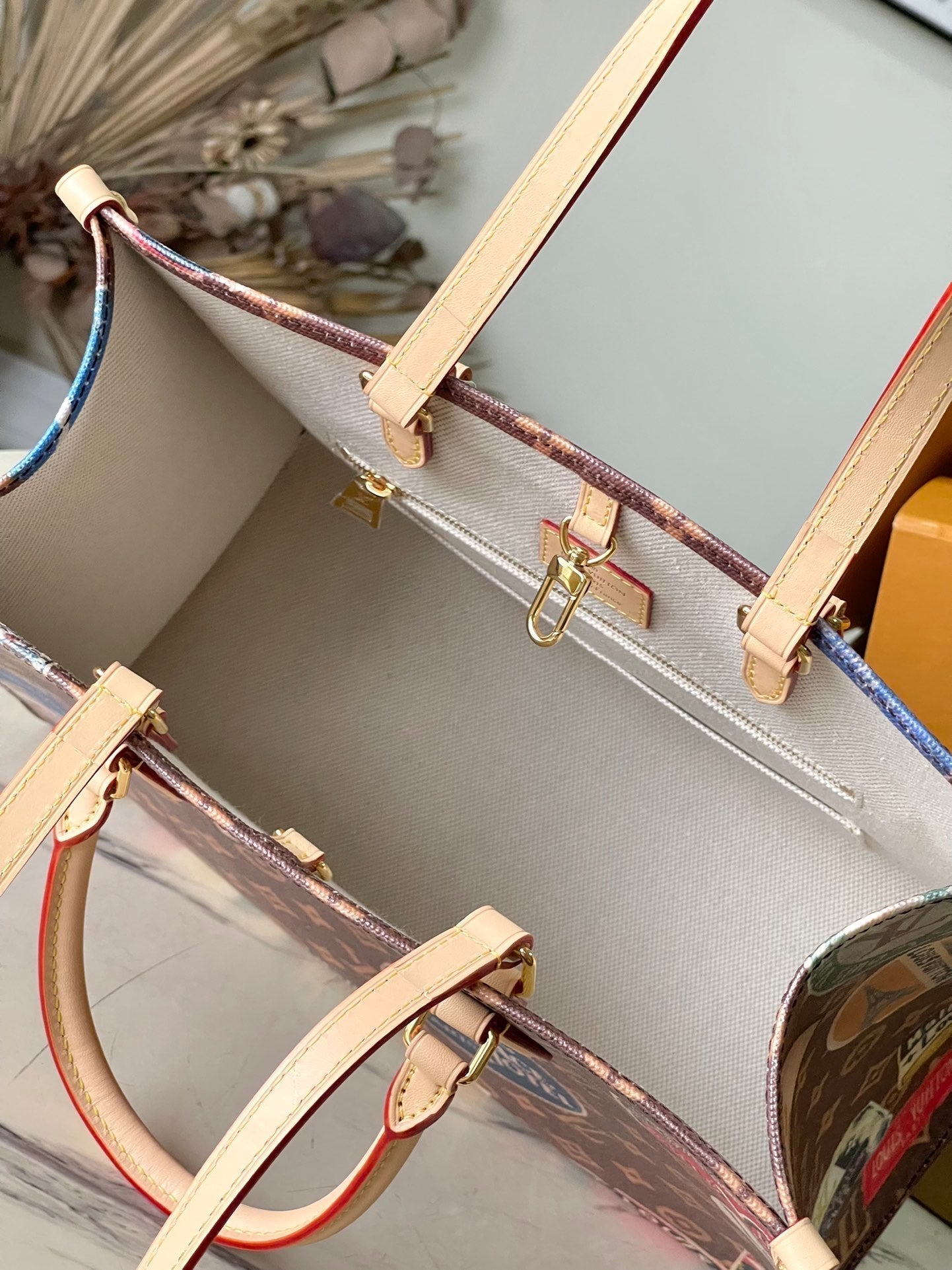 TOILE ONTHEGO VOYAGE 35 EN MONOGRAMME MARRON AVEC ÉTIQUETTES D'HÔTEL VINTAGE