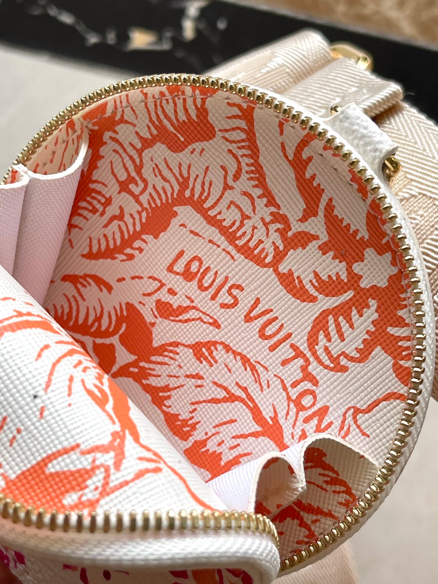 TOILE ONTHEGO EST OUEST 25 EN TOILE MONOGRAMME CORAIL