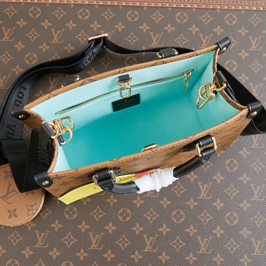 TOILE MONOGRAMME ONTHEGO PM 25 MARRON EN FORME DE CANARD