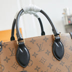 TOILE MONOGRAMME ONTHEGO PM 25 MARRON EN FORME DE CANARD