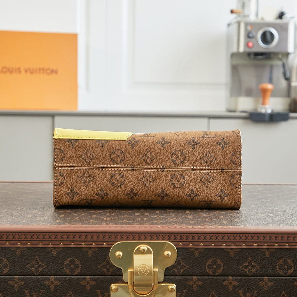 TOILE MONOGRAMME ONTHEGO PM 25 MARRON EN FORME DE CANARD